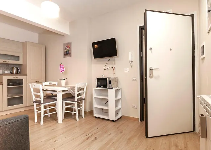 Elegant Comfy Three-rooms In Eur With Parking דירה