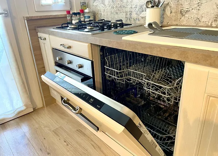 Elegant Comfy Three-rooms In Eur With Parking דירה